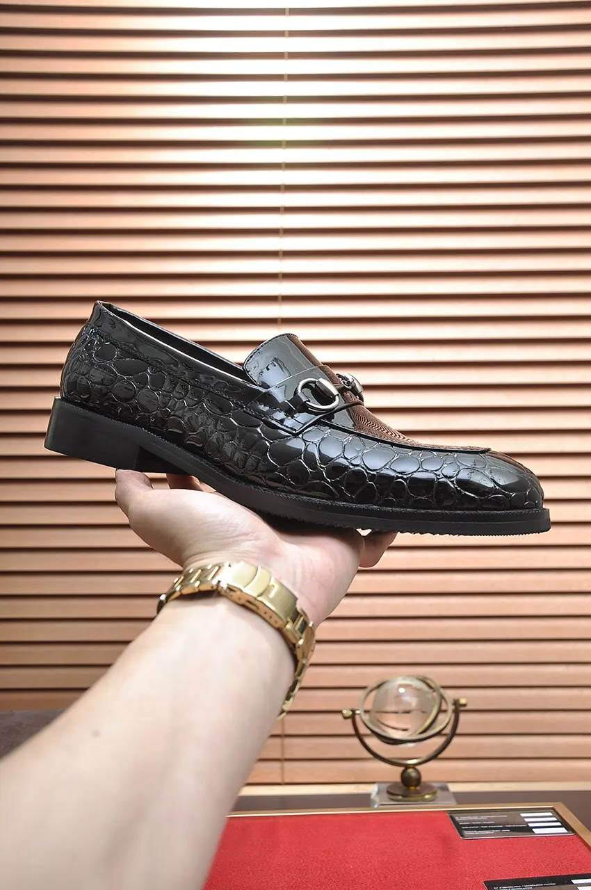Men's shoes💰460💶Italy's top luxury men's shoe giant [GUCCI] has arrived in new style🍃Original European style🔰 Pleasant to the eye😍In order to make the shoes more durable and non-deformable🌀The production continues to follow traditional methods but there is still no lack of innovation💪The original sheepskin is chosen for the leather♻Smooth, natural and extra bright⭐Made of imported cowhide, the first choice of the rich 38-45 (45 customized)